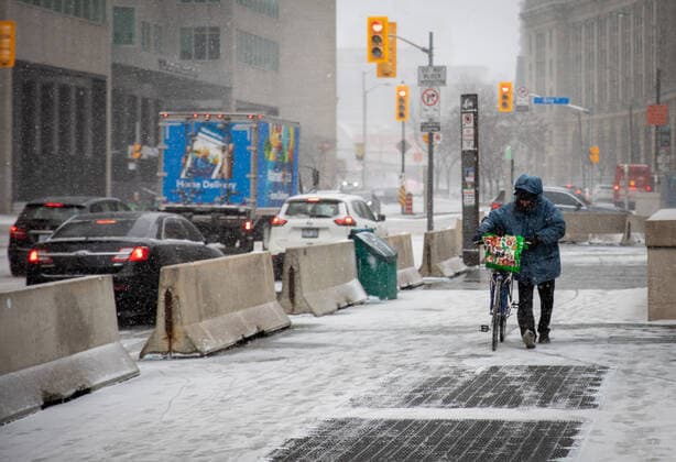 Winter Storm In Toronto Winter storm affects daily life in Toronto, Canada on December 23, 2022. Environment Canada has issued a winter storm warning for the region which is calling for snowfall amounts of 5 to 15 cm by Saturday morning. Wind gusts up to 90 km h resulting in widespread blowing snow which reduces visibility to near zero at times and temperature drops -20?. Toronto Canada  Copyright: xArifxBalkanx originalFilename: balkan-notitle221223_npkcj.jpg