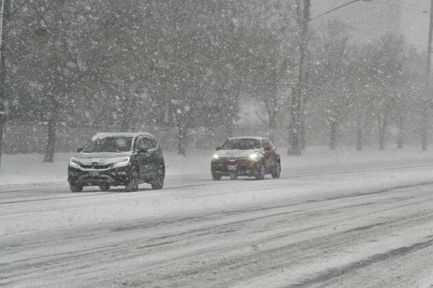 Treacherous Winter Snowstorm Hits Toronto Vehicles navigate slippery roads during a treacherous winter storm in Toronto, Ontario, Canada, on December 23, 2022. Environment Canada says that Toronto will receive 5 to 15 centimetres of total snowfall accumulation between Friday and Saturday morning. It is also warning of potential flash freeze conditions as temperatures plummet on Friday morning. Winds that are expected to gust up to 90-120 kilometres an hour on Saturday that could lead to crippling blizzard conditions. Toronto Ontario Canada  Copyright: xCreativexTouchxImagingxLtdx originalFilename: friedman-treacher221223_npcTQ.jpg