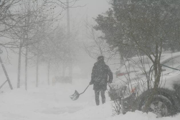 Treacherous Winter Snowstorm Hits Toronto Man shoveling snow from the sidewalk in front of his home during a treacherous winter storm in Toronto, Ontario, Canada, on December 23, 2022. Environment Canada says that Toronto will receive 5 to 15 centimetres of total snowfall accumulation between Friday and Saturday morning. It is also warning of potential flash freeze conditions as temperatures plummet on Friday morning. Winds that are expected to gust up to 90-120 kilometres an hour on Saturday that could lead to crippling blizzard conditions. Toronto Ontario Canada  Copyright: xCreativexTouchxImagingxLtdx originalFilename: friedman-treacher221223_npj1P.jpg