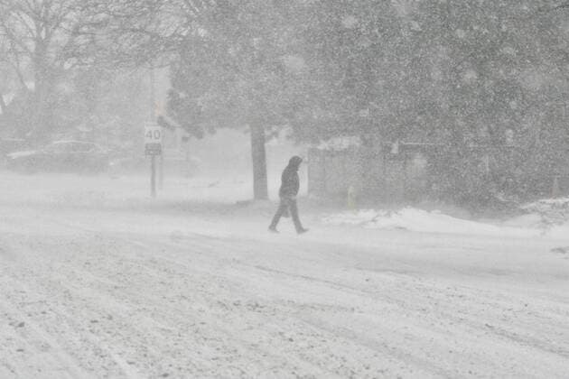 Treacherous Winter Snowstorm Hits Toronto Strong winds blow the snow as a treacherous winter storm hits Toronto, Ontario, Canada, on December 23, 2022. Environment Canada says that Toronto will receive 5 to 15 centimetres of total snowfall accumulation between Friday and Saturday morning. It is also warning of potential flash freeze conditions as temperatures plummet on Friday morning. Winds that are expected to gust up to 90-120 kilometres an hour on Saturday that could lead to crippling blizzard conditions. Toronto Ontario Canada  Copyright: xCreativexTouchxImagingxLtdx originalFilename: friedman-treacher221223_npK7G.jpg