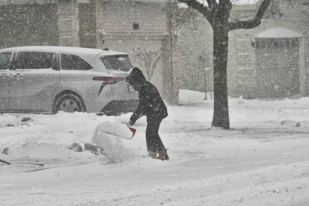 Treacherous Winter Snowstorm Hits Toronto Man shoveling snow from the sidewalk in front of his home during a treacherous winter storm in Toronto, Ontario, Canada, on December 23, 2022. Environment Canada says that Toronto will receive 5 to 15 centimetres of total snowfall accumulation between Friday and Saturday morning. It is also warning of potential flash freeze conditions as temperatures plummet on Friday morning. Winds that are expected to gust up to 90-120 kilometres an hour on Saturday that could lead to crippling blizzard conditions. Toronto Ontario Canada  Copyright: xCreativexTouchxImagingxLtdx originalFilename: friedman-treacher221223_npScs.jpg