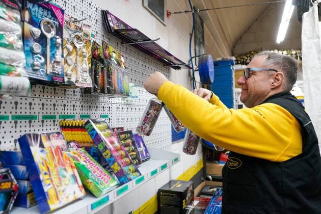 Feuerwerkshändler Michael Borse bereitet seinen Verkaufsraum vor - Nauheim 22.12.2022: Feuerwerksverkauf *** Fireworks dealer Michael Borse prepares his sales room Nauheim 22 12 2022 fireworks sale