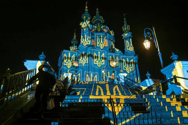 Bilder des Jahres 2022, News 12 Dezember News Themen der Woche KW51 Kiew, St.-Andreas-Kirche erleuchtet durch Schweizer Lichtkünstler Gerry Hofstetter People Look At The St Andrew Church Illuminated By The World-famous Swiss Light Artist Gerry Hofstetter Before Christmas In Kyiv People look at the St Andrew church illuminated by the world-famous Swiss light artist Gerry Hofstetter Before Christmas in Kyiv, Ukraine, 23 December 2022 Kyiv Ukraine  Copyright: xMaxymxMarusenkox originalFilename: musienko-notitle221223_npb0u.jpg