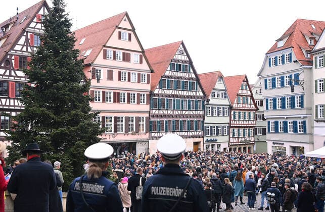 News Themen der Woche KW51 News Bilder des Tages Tuebingen 24.12.2022 Viel los beim Feiern auf dem Tuebinger Marktplatz beim traditionellen Weihnachtstreffen am Heiligen Morgen, zwei Mitarbeiter der Polizeibehoerde der Stadt Tuebingen beobachten den Platz. *** Tuebingen 24 12 2022 A lot of celebrating going on in Tuebingens market square at the traditional Christmas gathering on Christmas morning, two employees of the Tuebingen city police department watch the square ulm