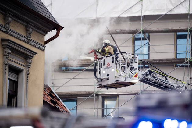 News Themen der Woche KW51 News Bilder des Tages An Heiligabend Wohnung abgefackelt Ich habe wahrscheinlich alles verloren - Anwohner stand noch in der Dusche (Im O-ton) - Massive Rauchentwicklung in der Recklinghäuser Innenstadt 7aIMG: 0122937 Massiver Brand in der Innenstadt von RecklinghausenNordrhein-Westfalen, 45657 Recklinghausen, Deutschland *** On Christmas Eve apartment torched I probably lost everything Resident was still in the shower Im O ton Massive smoke in Recklinghausen city center 7aIMG 0122937 Massive fire in Recklinghausen city centerNorth Rhine Westphalia, 45657 Recklinghausen, Germany Copyright: 7aktuell.dex xMarcxGruber 0122937 20221224_7a_express_20221224_7998_122937