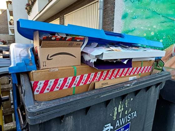 Düsseldorf 24.12.2022 Paket Pakete Paketzusteller Amazon Retouren Retoure CO2 Online shoppen einkaufen onlineshopping Internetshopping Paketboom Paketbote Paketsteuer Paket-Steuer Paketabgabe Onlinehandel Digitalsteuer Internet-Steuer Internetsteuer Recycling Müll Abfall Wohlstandsmüll Wohlstandsgesellschaft Verpackung Verpackungsmüll Altpapier Papier Karton Paket Papiermangel Papiercontainer blaue Tonne Papiertonne Weihnachtsgeschenke Weihnachtseinkäufe DPD Düsseldorf Nordrhein-Westfalen Deutschland *** Düsseldorf 24 12 2022 parcel parcel delivery Amazon returns return CO2 online shopping shopping onlineshopping internet shopping parcel boom parcel messenger parcel tax parcel tax parcel tax online trade digital tax internet tax int