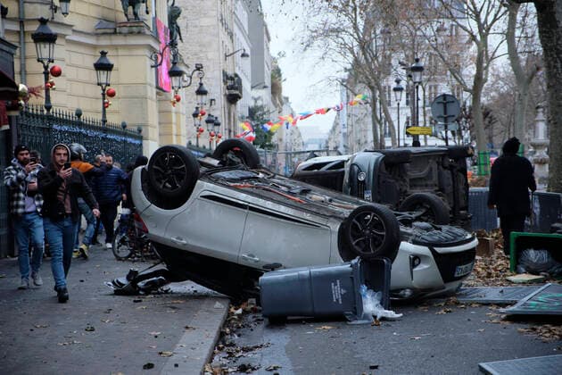 Bilder des Jahres 2022, News 12 Dezember News Themen der Woche KW51 News Bilder des Tages December 24, 2022, Paris, Ile de France, FRANCE: Cars are turned upside down during riots by Kurds after the killing of three Kurds in Paris. Three members of the Kurdish community in Paris were killed by a lone gunman on Friday, december 23, 2022, sparking violent riots. The man who was arrested after the crime admits racial reasons for the killings. Paris FRANCE - ZUMAh172 20221224_zip_h172_002 Copyright: xRemonxHaazenx