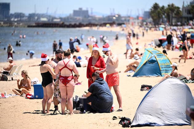 Bilder des Jahres 2022, News 12 Dezember News Themen der Woche KW51 DAILY LIFE CHRISTMAS DAY, People celebrate Christmas at St Kilda Beach in Melbourne, Sunday, December 25, 2022. ( NO ARCHIVING, EDITORIAL USE ONLY, NO USE IN BOOKS WITHOUT CONSENT MELBOURNE VIC AUSTRALIA  Copyright: xJOELxCARRETTx 20221225001745800381