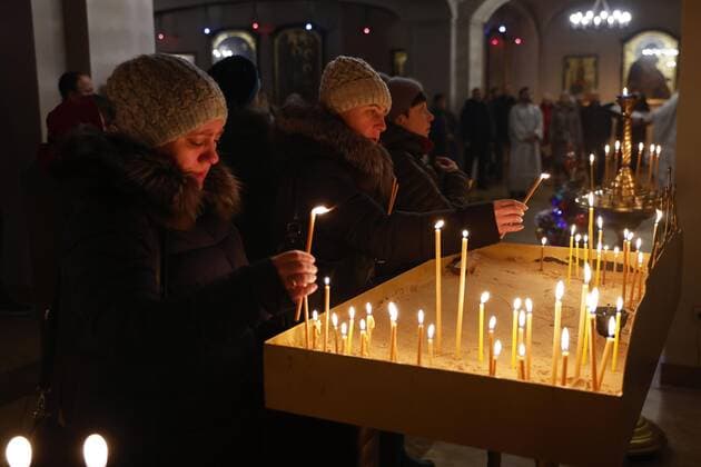 News Bilder des Tages News Themen der Woche KW51 Ukraine on Christmas Day Believers pray during a service at a church in Bucha on the outskirts of Kyiv on Christmas Day on Dec. 25, 2022. Many civilians were allegedly killed in a massacre by Russian soldiers during their occupation of the Ukrainian city in the spring of 2022.  A14AA0001379321P