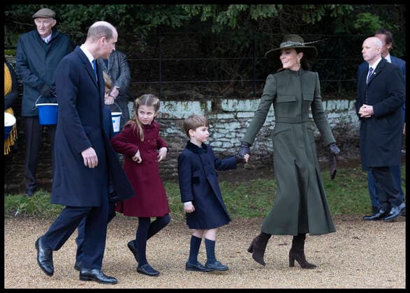 . 25 12 2022. Sandringham , United Kingdom. Prince William and Kate Middleton , the Prince and Princess of Wales, along with their children Prince George, Princess Charlotte and Prince Louis leaving the Christmas Day church service at Sandringham, United Kingdom.  xStephenxLockx xi-Imagesx IIM-24035-0076