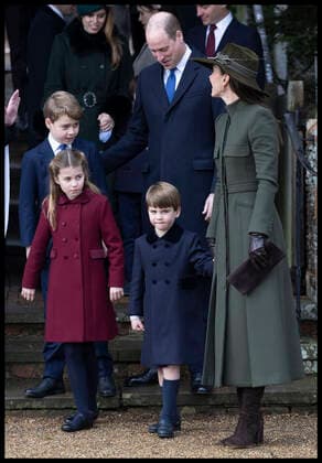 . 25 12 2022. Sandringham , United Kingdom. Prince William and Kate Middleton , the Prince and Princess of Wales, along with their children Prince George, Princess Charlotte and Prince Louis leaving the Christmas Day church service at Sandringham, United Kingdom.  xStephenxLockx xi-Imagesx IIM-24035-0097