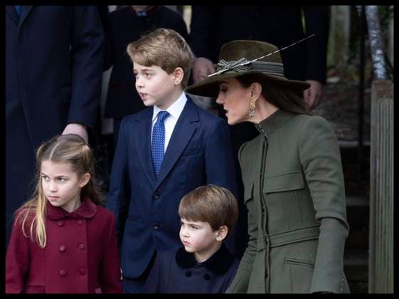 . 25 12 2022. Sandringham , United Kingdom. Prince William and Kate Middleton , the Prince and Princess of Wales, along with their children Prince George, Princess Charlotte and Prince Louis leaving the Christmas Day church service at Sandringham, United Kingdom.  xStephenxLockx xi-Imagesx IIM-24035-0098