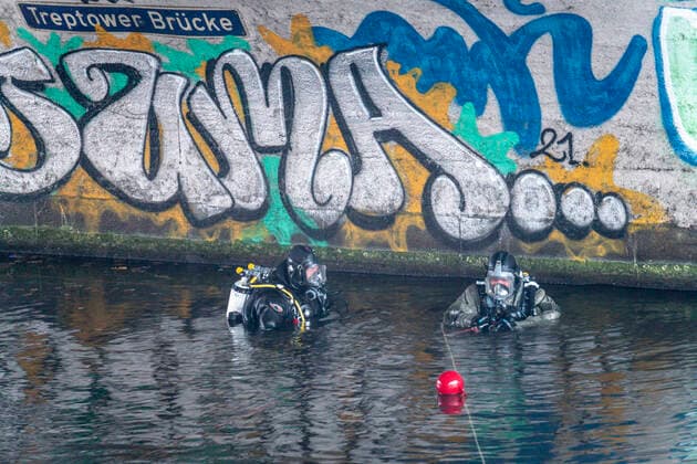 News Themen der Woche KW52 News Bilder des Tages Taucheinsatz im Neuköllner Schifffahrtskanal. Suche nach der Beute aus dem Einbruch in die Schatzkammer des Grünen Gewölbes Polizei-Taucheinsatz im Neuköllner Schifffahrtskanal bei Treptower Brücke. Suche nach der Beute aus dem Einbruch in die Schatzkammer des Grünen Gewölbes im Dresdner Residenzschloss. Clankriminalität, Neukölln, Kielufer, Bundespolizei, Treptwoer Brücke, Verbrechen, Polizeitaucher *** Diving operation in the Neukölln shipping canal Search for the loot from the burglary in the treasure chamber of the Green Vault Police diving operation in the Neukölln shipping canal near Treptower Bridge Search for the loot from the burglary in the treasure chamber of the Green Vault in the Dresden Residence Palace Clan crime, N