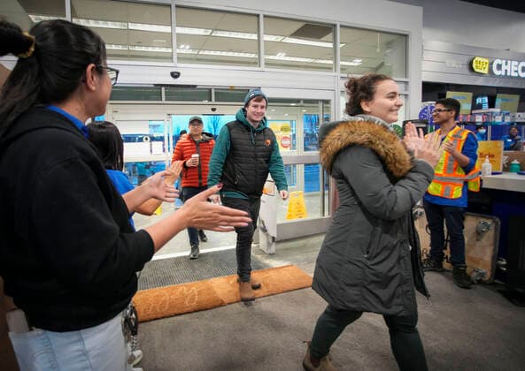 Kanada, Boxing Day in Vancouver (221226) -- VANCOUVER, Dec. 26, 2022 -- Shoppers are welcomed by employees as they enter an electronics store during the Boxing Day sale in Vancouver, British Columbia, Canada, on Dec. 26, 2022. Boxing Day is one of the biggest shopping days in Canada. (Photo by Xinhua) CANADA-VANCOUVER-BOXING DAY SALE LiangxSen 