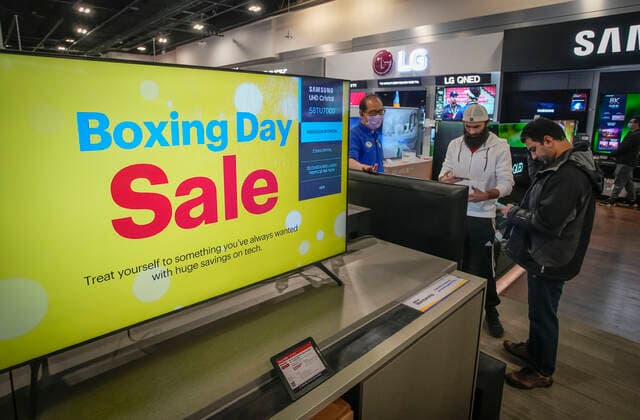 Kanada, Boxing Day in Vancouver (221226) -- VANCOUVER, Dec. 26, 2022 -- Customers check on deals inside an electronics store during the Boxing Day sale in Vancouver, British Columbia, Canada, on Dec. 26, 2022. Boxing Day is one of the biggest shopping days in Canada. (Photo by Xinhua) CANADA-VANCOUVER-BOXING DAY SALE LiangxSen 