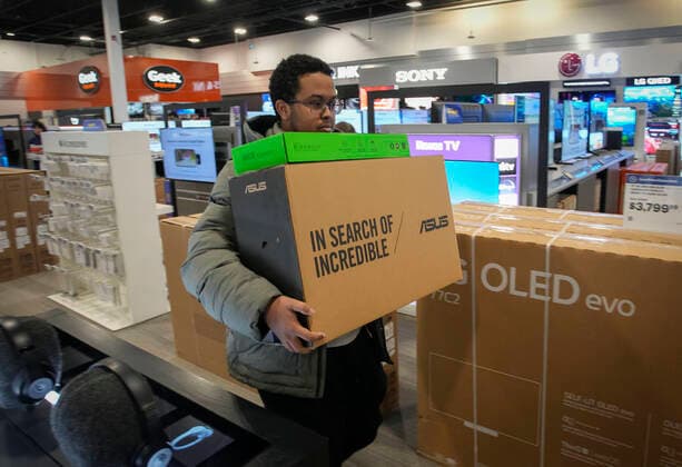Kanada, Boxing Day in Vancouver (221226) -- VANCOUVER, Dec. 26, 2022 -- A customer shops inside an electronics store during the Boxing Day sale in Vancouver, British Columbia, Canada, on Dec. 26, 2022. Boxing Day is one of the biggest shopping days in Canada. (Photo by Xinhua) CANADA-VANCOUVER-BOXING DAY SALE LiangxSen 
