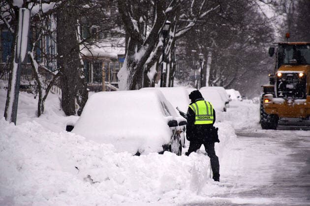 News Themen der Woche KW52 News Bilder des Tages December 26, 2022, Buffalo, New York, USA: Troopers assist road clearing crews and check for stranded motorists. Buffalo announced a driving ban during the blizzard. Buffalo USA  - ZUMA 20221226_new_z03_036 Copyright: xNewxYorkxStatexPolicex