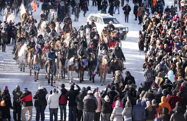 News Themen der Woche KW52 News Bilder des Tages December 26, 2022, Mankato, Minn, United States: The last official Dakota 38 +2 riders arrived at Reconciliation Park in Mankato, Minnesota, Monday, Dec. 26, 2022. The ride from South Dakota to south-central Minnesota is to remember the 38 Dakota executed by hanging in Mankato on Dec. 26, 1862, and to promote reconciliation. Mankato United States - ZUMAm67_ 20221226_zaf_m67_015 Copyright: xJerryxHoltx