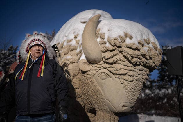 News Themen der Woche KW52 News Bilder des Tages December 26, 2022, Mankato, Minn, United States: Richard Milda, of Prior Lake, stands next to the White Buffalo sculpture at Reconciliation Park, the spot where 38 Dakota warriors were hanged in1852 in Mankato, Minnesota, Monday Dec. 26, 2022. Mankato United States - ZUMAm67_ 20221226_zaf_m67_023 Copyright: xJerryxHoltx