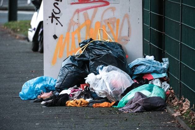 Düsseldorf 27.12.2022 Altkleider Mode Kleidercontainer Kleidersammlung Abfall Kleider Textilien Awista Müllabfuhr Container Wohlstand Wohlstandsgesellschaft Wohlstandsmüll Überflussgesellschaft Überfluss Altkleidercontainer Wegwerfgesellschaft Textilwirtschaft Düsseldorf Nordrhein-Westfalen Deutschland *** Düsseldorf 27 12 2022 old clothes fashion clothes container clothes collection waste clothes textiles Awista waste collection container prosperity affluent society affluent waste overabundance old clothes container disposable society textile economy Düsseldorf North Rhine Westphalia Germany
