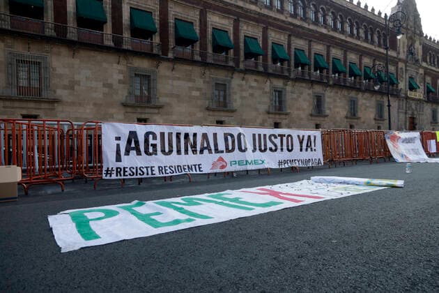 Doctors at Petroleos Mexicanos Hospital demand payment of their Christmas bonuses December 27, 2022, Mexico City, Mexico: A group of Internal Medicine Residents from the Central Norte Hospital of Petroleos Mexicanos demand the President of Mexico, Andres Manuel Lopez Obrador, the payment of Christmas bonuses and salary increase during their protest outside the National Palace in Mexico City, Mexico. on December 27, 2022 in Mexico City, Mexico. (Photo by Luis Barron Eyepix Group). Copyright: xLuisxBarronx xEyepixxGroupx LB_20221227_medicos_residentes_pemex4