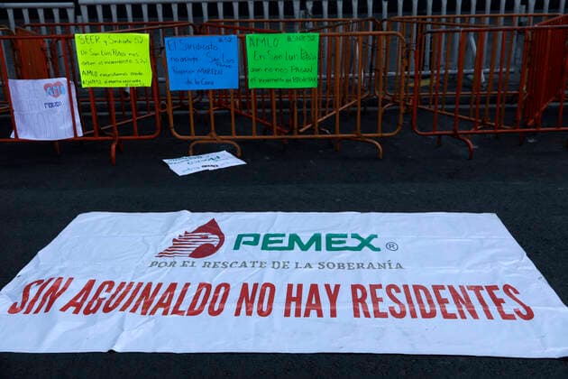 Doctors at Petroleos Mexicanos Hospital demand payment of their Christmas bonuses December 27, 2022, Mexico City, Mexico: A group of Internal Medicine Residents from the Central Norte Hospital of Petroleos Mexicanos demand the President of Mexico, Andres Manuel Lopez Obrador, the payment of Christmas bonuses and salary increase during their protest outside the National Palace in Mexico City, Mexico. on December 27, 2022 in Mexico City, Mexico. (Photo by Luis Barron Eyepix Group). Copyright: xLuisxBarronx xEyepixxGroupx LB_20221227_medicos_residentes_pemex6