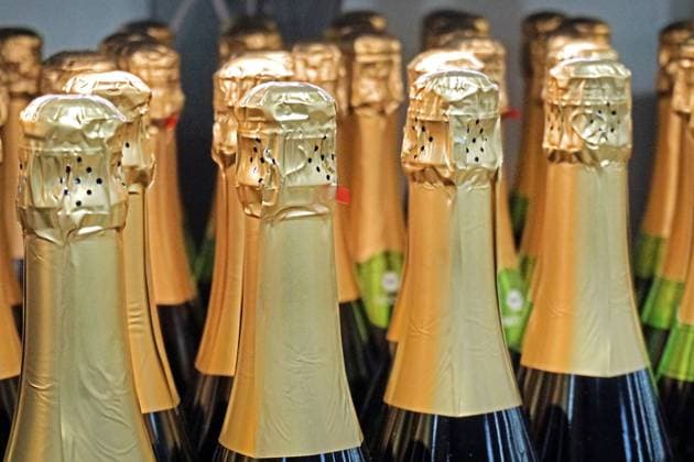 Volksdroge Alkohol Alkoholische Getränke wie Sekt in den Regalen von einem Supermarkt *** Popular drug alcohol Alcoholic beverages like sparkling wine on the shelves of a supermarket