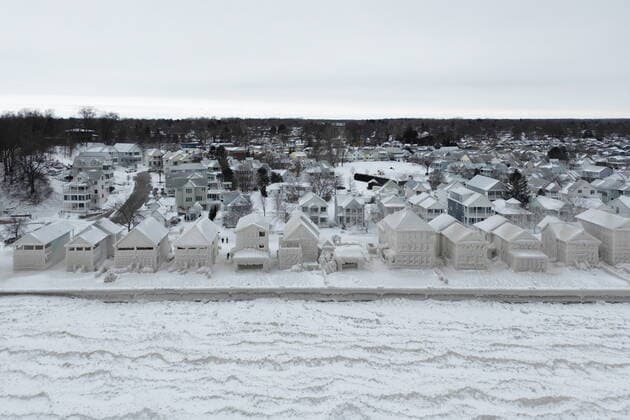 December 27, 2022, Fort Erie, ON, Canada: Houses along the shores of Lake Erie, near Fort Erie, Ont., remain covered in ice Tuesday, December 27, 2022, following a winter storm that swept through much of Ontario. Fort Erie Canada - ZUMAc35_ 20221227_zaf_c35_038 Copyright: xNickxIwanyshynx