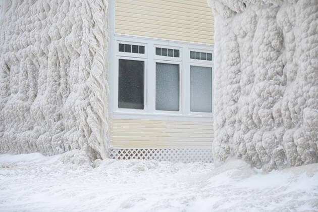December 27, 2022, Fort Erie, ON, Canada: Houses along the shores of Lake Erie, near Fort Erie, Ont., remain covered in ice Tuesday, December 27, 2022, following a winter storm that swept through much of Ontario. Fort Erie Canada - ZUMAc35_ 20221227_zaf_c35_039 Copyright: xNickxIwanyshynx