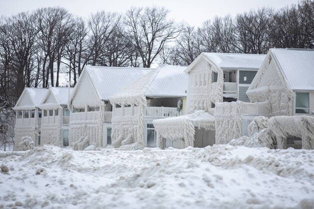 December 27, 2022, Fort Erie, ON, Canada: Houses along the shores of Lake Erie, near Fort Erie, Ont., remain covered in ice Tuesday, December 27, 2022, following a winter storm that swept through much of Ontario. Fort Erie Canada - ZUMAc35_ 20221227_zaf_c35_041 Copyright: xNickxIwanyshynx