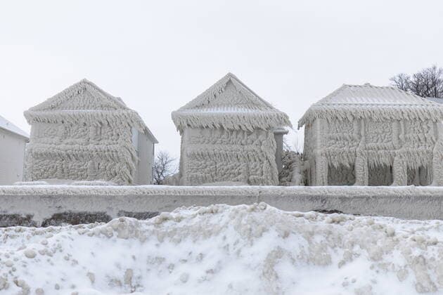 December 27, 2022, Fort Erie, ON, Canada: Houses along the shores of Lake Erie, near Fort Erie, Ont., remain covered in ice Tuesday, December 27, 2022, following a winter storm that swept through much of Ontario. Fort Erie Canada - ZUMAc35_ 20221227_zaf_c35_042 Copyright: xNickxIwanyshynx
