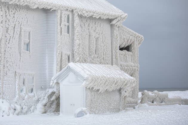 December 27, 2022, Fort Erie, ON, Canada: Houses along the shores of Lake Erie, near Fort Erie, Ont., remain covered in ice Tuesday, December 27, 2022, following a winter storm that swept through much of Ontario. Fort Erie Canada - ZUMAc35_ 20221227_zaf_c35_046 Copyright: xNickxIwanyshynx