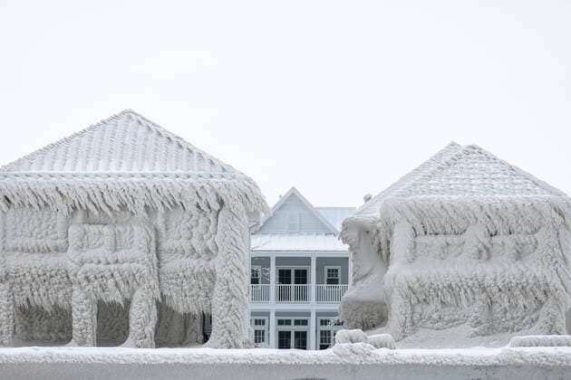 December 27, 2022, Fort Erie, ON, Canada: Houses along the shores of Lake Erie, near Fort Erie, Ont., remain covered in ice Tuesday, December 27, 2022, following a winter storm that swept through much of Ontario. Fort Erie Canada - ZUMAc35_ 20221227_zaf_c35_047 Copyright: xNickxIwanyshynx