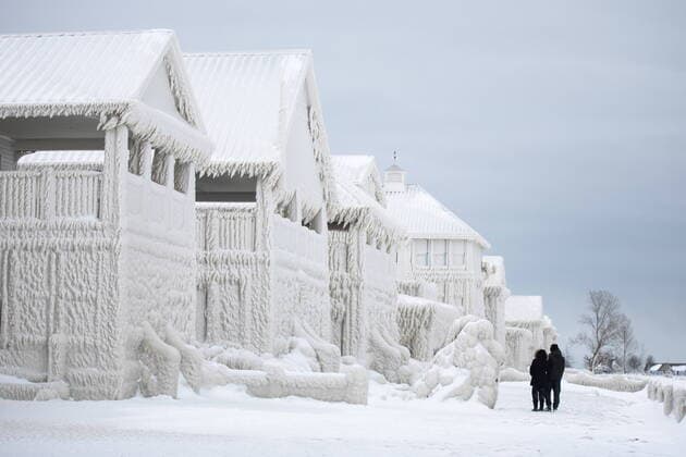 News Themen der Woche KW52 News Bilder des Tages December 27, 2022, Fort Erie, ON, Canada: People walk the shoreline of Lake Erie, near Fort Erie, Ont., Tuesday, December 27, 2022, following a winter storm that swept through much of Ontario. Fort Erie Canada  - ZUMAc35_ 20221227_zaf_c35_045 Copyright: xNickxIwanyshynx