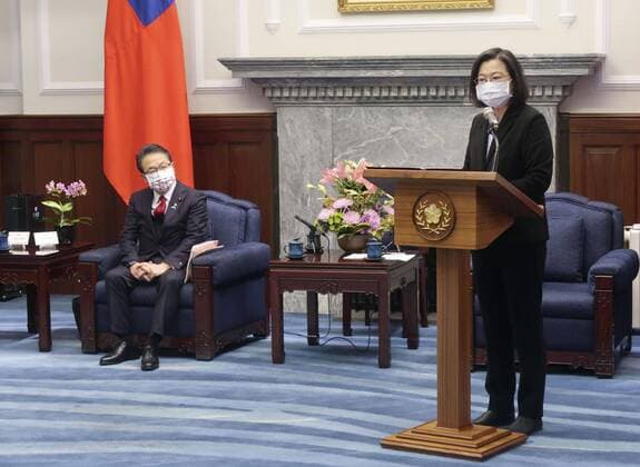 News Themen der Woche KW52 News Bilder des Tages CORRECTED: Japan-Taiwan talks Taiwanese President Tsai Ing-wen (R) speaks during a meeting with Japanese lawmaker Hiroshige Seko, the upper house secretary general of the ruling Liberal Democratic Party, in Taipei on Dec. 28, 2022.  A14AA0001379766P