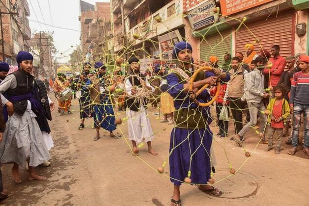 News Themen der Woche KW52 PATNA, INDIA - DECEMBER 28: Devotees participate in a Nagar Kirtan procession taken out ahead of the birth anniversary celebrations of the 10th Sikh Guru Gobind Singh on December 28, 2022 in Patna, India. (Photo by Santosh Kumar Hindustan Times) Sikh Devotees Takes Out Nagar Kirtan Procession In Patna Ahead Of The Birth Anniversary Celebrations Of The 10th Sikh Guru Gobind Singh