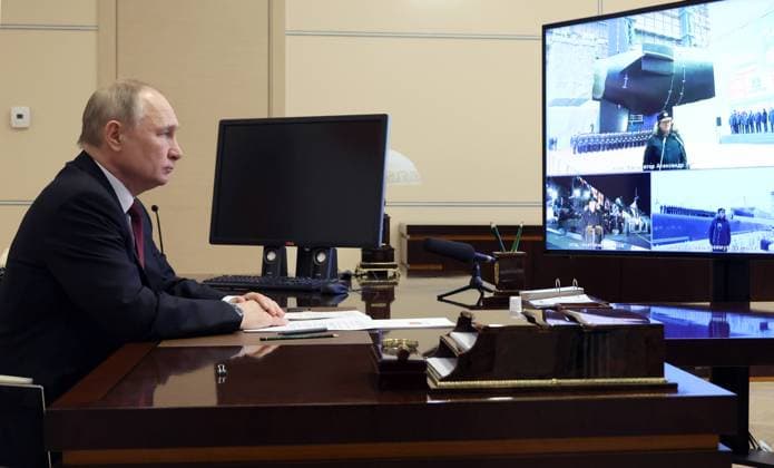Russland, Indienststellung neuer Kriegsschiffe f?r die russische Marine Russia Putin Navy Vessels Commissioning 8349523 29.12.2022 Russian President Vladimir Putin takes part in ceremony to commission new warships into the Russian navy, via a video link at the Novo-Ogaryovo state residence, outside Moscow, Russia. The newly commissioned included the Grad corvette, the Anatoly Shlemov minesweeper and the Generalissimus Suvorov nuclear submarine. The submarine armed with Bulava nuclear-tipped intercontinental-ballistic missiles is the sixth submarine of the new Borei-class to join the Russian navy. Mikhail Klimentyev Sputnik Novo-Ogaryovo Moscow region Russia  Copyright: xMikhailxKlimentyevx