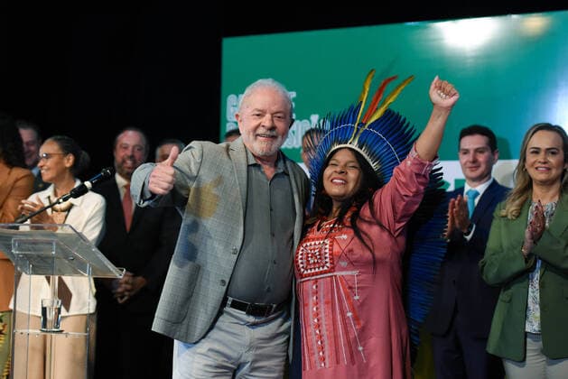 Brasilien, Luiz Inacio Lula da Silva stellt in Brasilia Minister seiner neuen Regierung vor BRASÍLIA DE MINAS, MG - 29.12.2022: LULA ANUNCIA ÚLTIMOS MINISTROS - Photo, President Lula and Sonia Guajajara, Ministry of Indigenous Peoples (MPI). This Thursday (29) President-elect Luiz Inácio Lula da Silva announced the last names of ministers to compose the ministerial staff of his government. x2313969x  TonxMolina