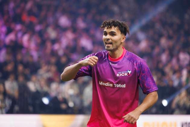 Tiktok Creator und Webvideoproduzent Younes Zarou, Deutschlands reichweitenstärkster Nutzer der Plattform TikTok, beim Joyn Live-Event Fußballtunier Der große Kick in der Lanxess-Arena. Köln, 29.12.2022 NRW Deutschland *** Tiktok creator and web video producer Younes Zarou, Germanys widest-reaching user of the TikTok platform, at the Joyn Live Event soccer tournament Der große Kick at the Lanxess Arena Cologne, 29 12 2022 NRW Germany Copyright: xChristophxHardtx