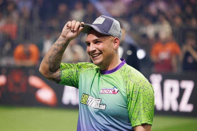 Entertainment Themen der Woche KW52 Entertainment Bilder des Tages Sänger Pietro Lombardi beim Joyn Live-Event Fußballtunier Der große Kick in der Lanxess-Arena. Köln, 29.12.2022 NRW Deutschland *** Singer Pietro Lombardi at Joyn Live Event Football Tournament The Big Kick at Lanxess Arena Cologne, 29 12 2022 NRW Germany Copyright: xChristophxHardtx
