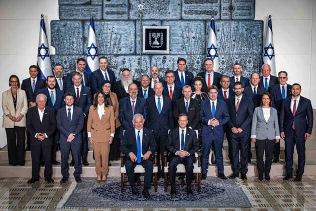 News Themen der Woche KW52 News Bilder des Tages (221229) -- JERUSALEM, Dec. 29, 2022 -- Israeli President Isaac Herzog (R, Front) and Prime Minister Benjamin Netanyahu (L, Front) pose for a group photo with members of the new government at the President s Residence in Jerusalem, on Dec. 29, 2022. Benjamin Netanyahu, the longest-serving Israeli leader, returned to power on Thursday as the country s prime minister at the helm of an extreme-right coalition. ( via Xinhua) MIDEAST-JERUSALEM-ISRAEL-NEW GOVERNMENT JINI 