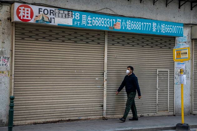 Daily Life In Macau A man wearing a face mask walks pass a closed store on December 29, 2022 in Macau, China. Macau Macau  Copyright: xVernonxYuenx originalFilename: yuen-macaucov221229_npyG7.jpg