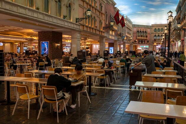 Daily Life In Macau A General view showing a food court seating area at the The Grand Canal Shoppes on December 29, 2022 in Macau, China. Macau Macau  Copyright: xVernonxYuenx originalFilename: yuen-dailylif221229_npKuv.jpg
