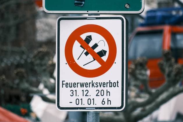 Düsseldorf 30.12.2022 Böllerverbot Silvesterknaller Feuerwerk Silvester Altstadt Feuerwerksverbot Unfallgefahr Allgemeinverfügung Feuerwerkskörper Raketen Silvesterraketen Feuerwerksraketen Silvesterböller Krankenhaus Feuerwerksverbotszonen Silvester-Böller böllerfrei Düsseldorf Nordrhein-Westfalen Deutschland *** Dusseldorf 30 12 2022 firecracker ban new years eve firecrackers fireworks new years eve old town fireworks ban accident danger general order fireworks rockets new years eve firecrackers fireworks rockets new years eve firecrackers hospital fireworks ban zones new years eve firecrackers firecrackers free Dusseldorf North Rhine Westphalia Germany