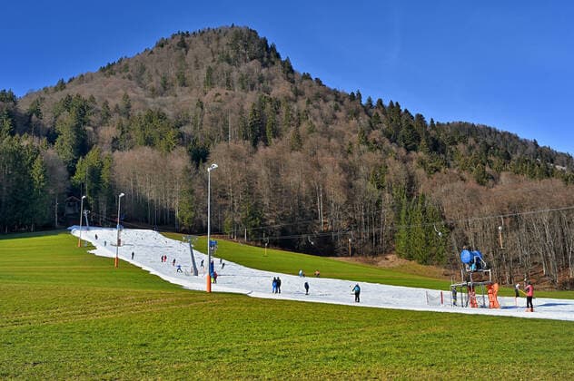 News Themen der Woche KW52 News Bilder des Tages Wintersportbegeisterte bei Frühlingstemperaturen. Skifahren auf dem letzten Schneestreifen aus Kunstschnee im oberbayerischen Ruhpolding . Ruhpolding Bayern Deutschland *** Winter sports enthusiasts in spring temperatures skiing on the last strip of artificial snow in Ruhpolding Upper Bavaria Ruhpolding Bavaria Germany Copyright: xRolfxPossx