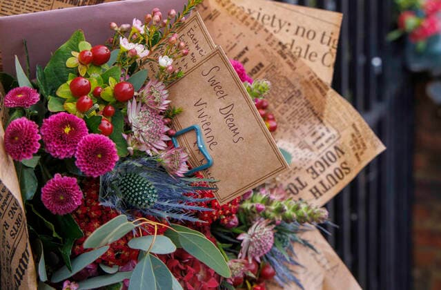 Entertainment Themen der Woche KW52 Entertainment Bilder des Tages . 30 12 2022. London, United Kingdom. A message reads ÔSweet Dreams VivienneÕ. Flowers and cards are left outside home of Vivienne Westwood, the Queen of British fashion, who died yesterday with her family by her side. Vivienne Westwood floral tributes. Clapham.  xMarkxThomasx xi-Imagesx IIM-24041-0006