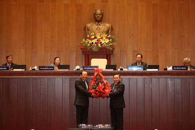 News Themen der Woche KW52 News Bilder des Tages (221230) -- VIENTIANE, Dec. 30, 2022 -- Lao National Assembly (NA) President Xaysomphone Phomvihane (R) congratulates Sonexay Siphandone as the new prime minister at the NA meeting in Vientiane, Laos, Dec. 30, 2022. The Lao cabinet is reshuffled at the concluding meeting of the Fourth Ordinary Session of the National Assembly (Ninth Legislature) of Laos held in Lao capital Vientiane on Friday, according to local TV reports. The NA meeting has approved the nomination from Lao President Thongloun Sisoulith, naming Sonexay Siphandone as the new prime minister, with an overwhelming majority winning 149 out of the 151 votes. (Photo by Kethsana Saliankham Xinhua) LAOS-VIENTIANE-NEW PM ZhangxJianhua 