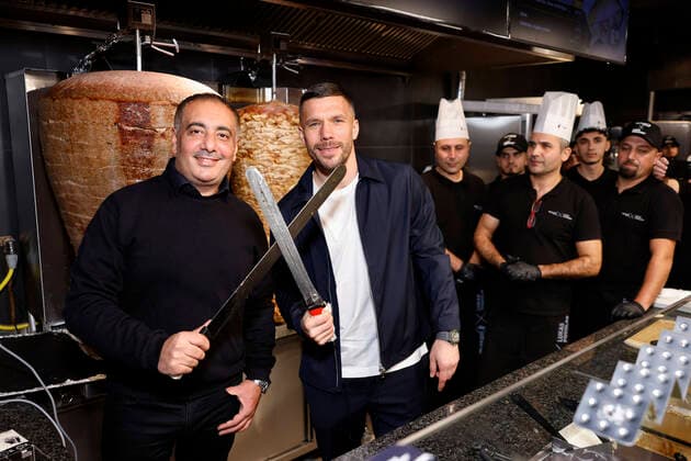 Entertainment Themen der Woche KW52 Entertainment Bilder des Tages Geschäftsführer Metin Dag und Fußballer Lukas Podolski bei der Eröffnung einer weiteren Filiale seiner Döner-Kette Mangal Döner . Hürth, 30.12.2022 NRW Deutschland *** Managing Director Metin Dag and footballer Lukas Podolski at the opening of another branch of his kebab chain Mangal Döner Hürth, 30 12 2022 NRW Germany Copyright: xChristophxHardtx