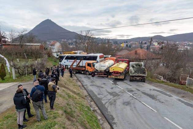 News Themen der Woche KW52 Members of Kosovan press observe, record, photograph and broadcast live for their outlets while masked men continue to remove a truck-made barricade near Rudare in Mitrovica, Kosovo on Thursday, Dec 29, 2022. (VX Photo Vudi Xhymshiti) Kosovo Serbs have started to remove roadblocks across the troubled northern region of Kosovo. Following an announcement made on Wednesday by Serbia s President Aleksandar Vucic, the situation started to diffuse tensions between Belgrade and Pristina after weeks of violent protests against Prishtina authority., KOSOVO SERBS REMOVING BARRICADES - Kosovan Press Mitrovica Rudare Kosova Republic of Kosova  , Copyright: xVudixXhymshitix