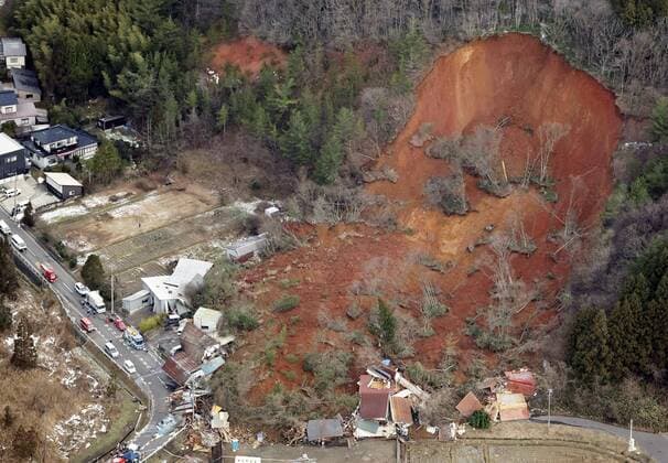 News Themen der Woche KW52 News Bilder des Tages Landslide hits houses in northeastern Japan Photo taken from a Kyodo News airplane shows the site of a landslide that hit several buildings in Tsuruoka in Yamagata Prefecture, northeastern Japan, on Dec. 31, 2022.  A14AA0001380447P